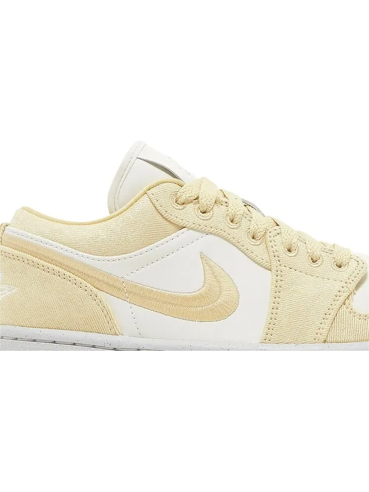 Кроссовки Wmns Air Jordan 1 Low SE 'Team Gold' — изображение 2 из 4, бежевый