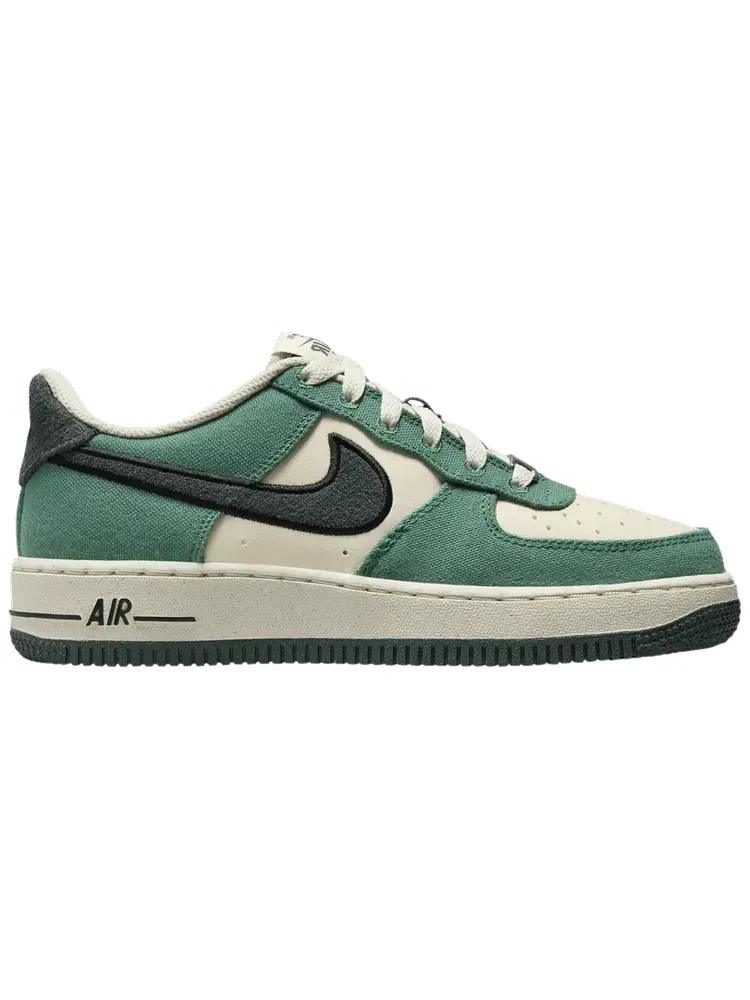 Кроссовки Nike Air Force 1 LV8 GS 'Notebook Doodle Pack - Vintage Green' — изображение 1 из 1, винтажный зеленый