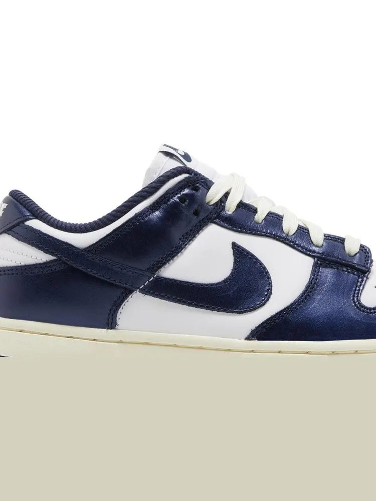 Кроссовки Wmns Dunk Low Premium 'Vintage Navy' — изображение 2 из 4, синий
