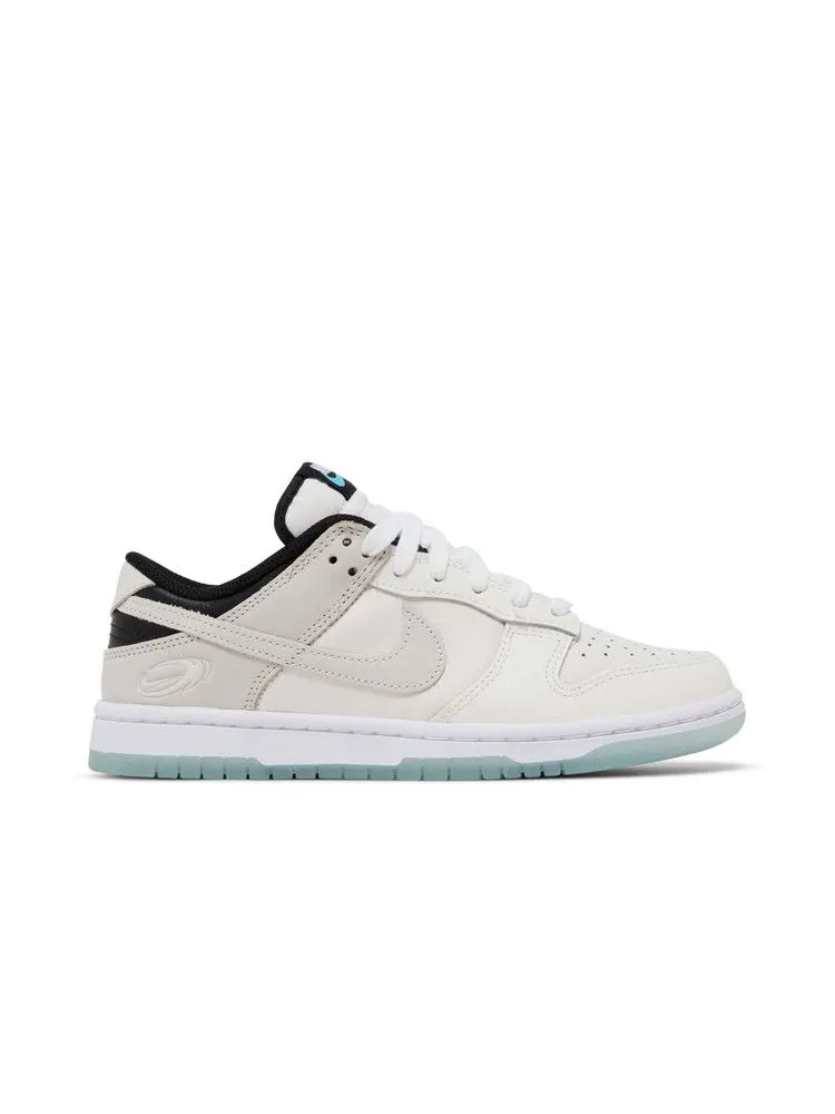 Кроссовки Nike Wmns Dunk Low, Supersonic — изображение 1 из 8, белый