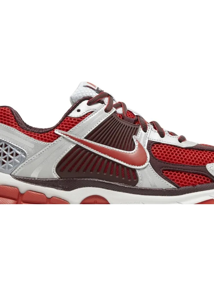Кроссовки Wmns Air Zoom Vomero 5 'Mystic Red' — изображение 2 из 4, красный