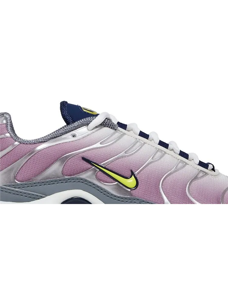 Кроссовки Wmns Air Max Plus 'Violet Dust High Voltage' — изображение 2 из 4, фиолетовый