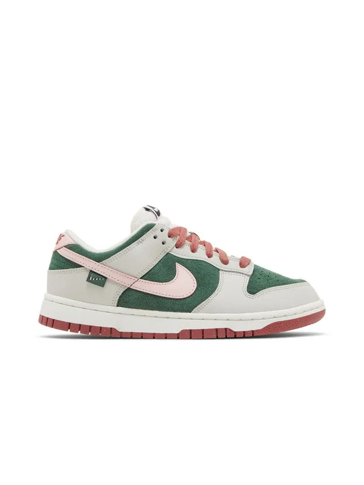 Кроссовки Nike Wmns Dunk Low SE 'All Petals United' — изображение 2 из 9, светлый//зеленый/розовый