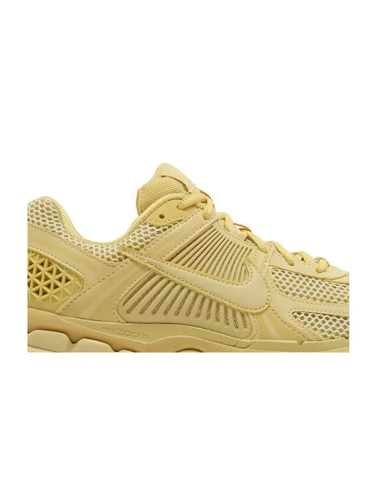 Кроссовки Wmns Air Zoom Vomero 5 'Saturn Gold' — изображение 2 из 8, золотистый
