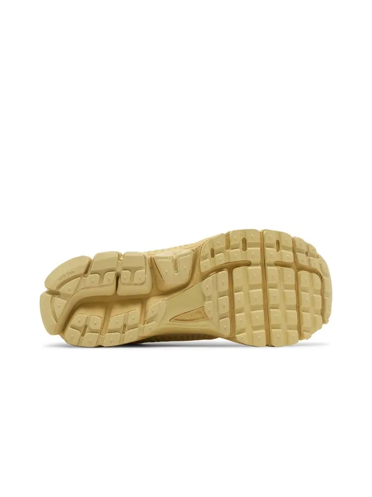 Кроссовки Wmns Air Zoom Vomero 5 'Saturn Gold' — изображение 4 из 8, золотистый