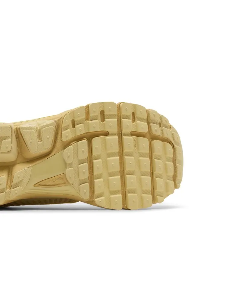 Кроссовки Wmns Air Zoom Vomero 5 'Saturn Gold' — изображение 5 из 8, золотистый