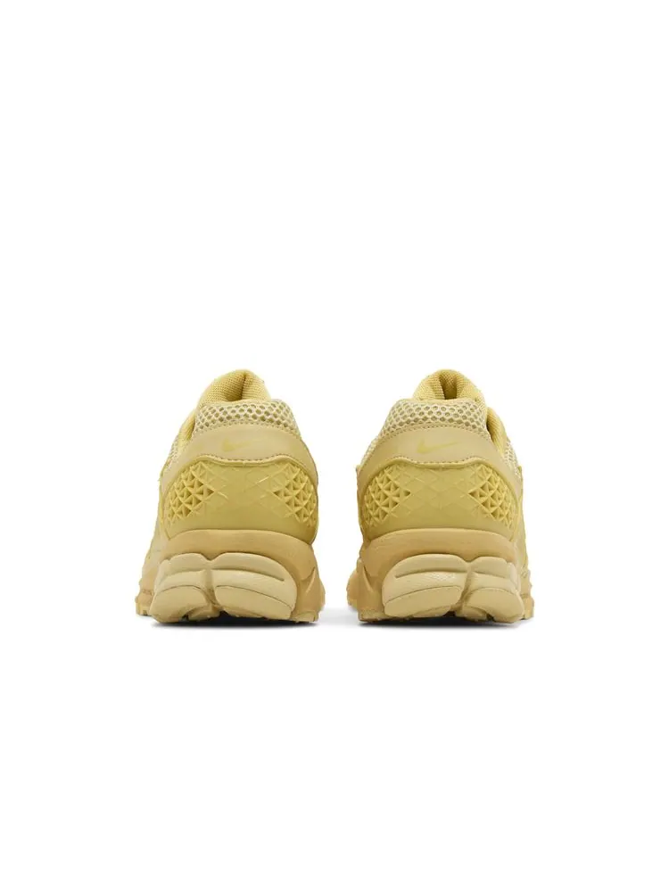 Кроссовки Wmns Air Zoom Vomero 5 'Saturn Gold' — изображение 6 из 8, золотистый