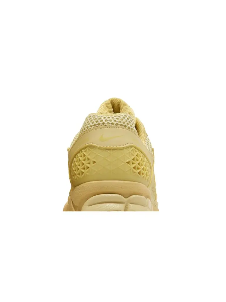 Кроссовки Wmns Air Zoom Vomero 5 'Saturn Gold' — изображение 7 из 8, золотистый