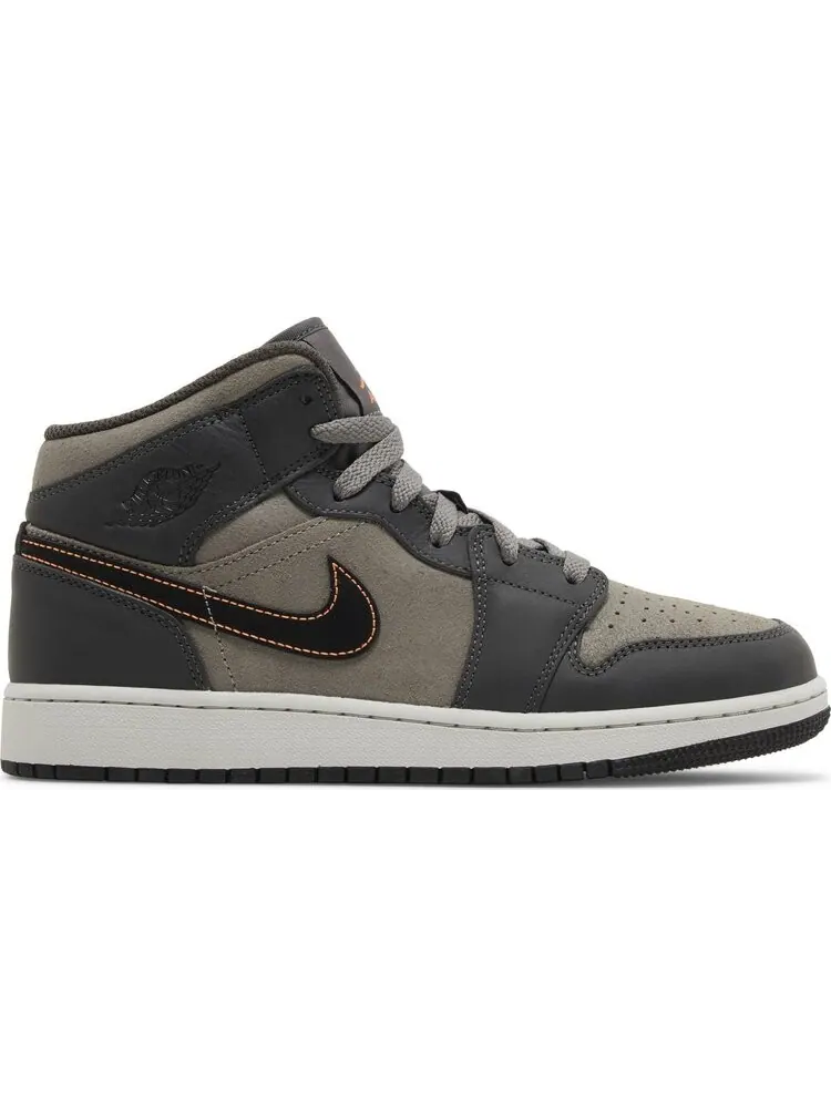 Кроссовки Air Jordan 1 Mid SE GS 'Night Stadium' — изображение 1 из 4, серый