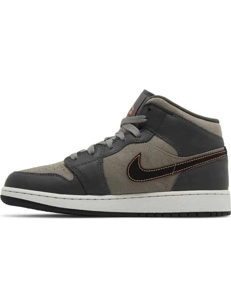 Кроссовки Air Jordan 1 Mid SE GS 'Night Stadium' — изображение 3 из 4, серый