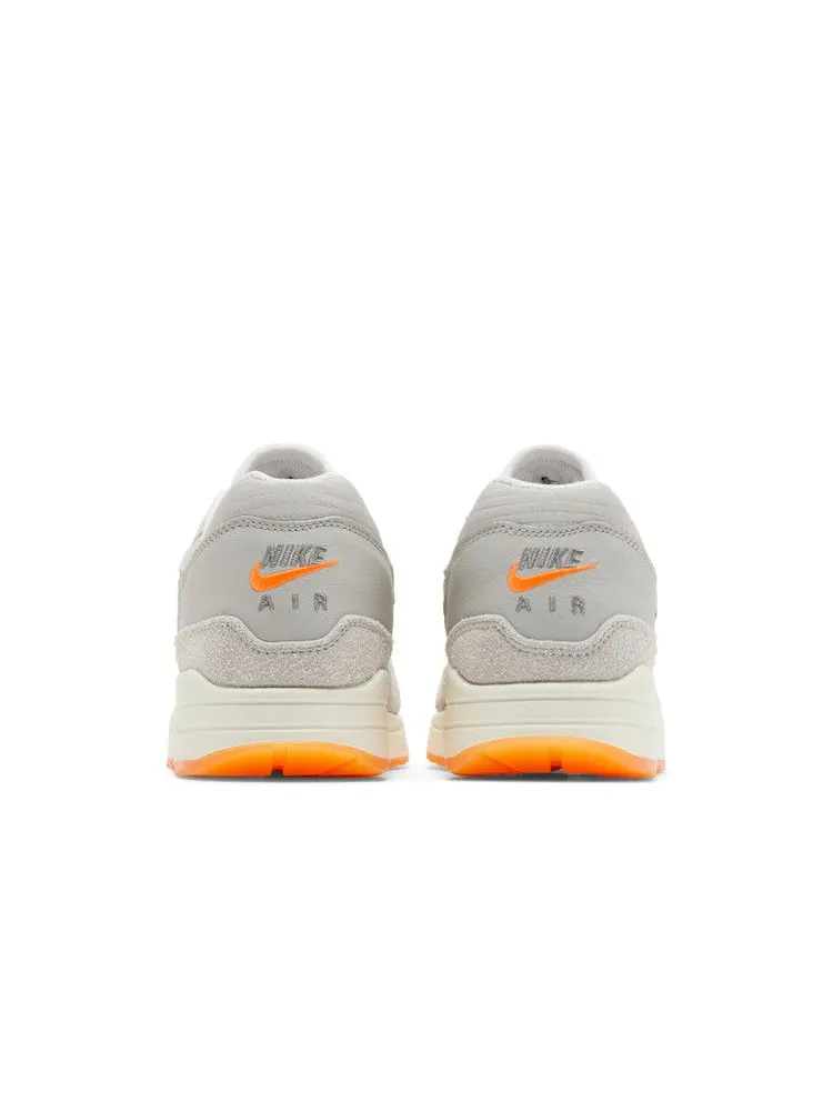 Кроссовки Nike Air Max 1 'Iron Ore Total Orange' — изображение 7 из 9, светлый/оранжевый//белый