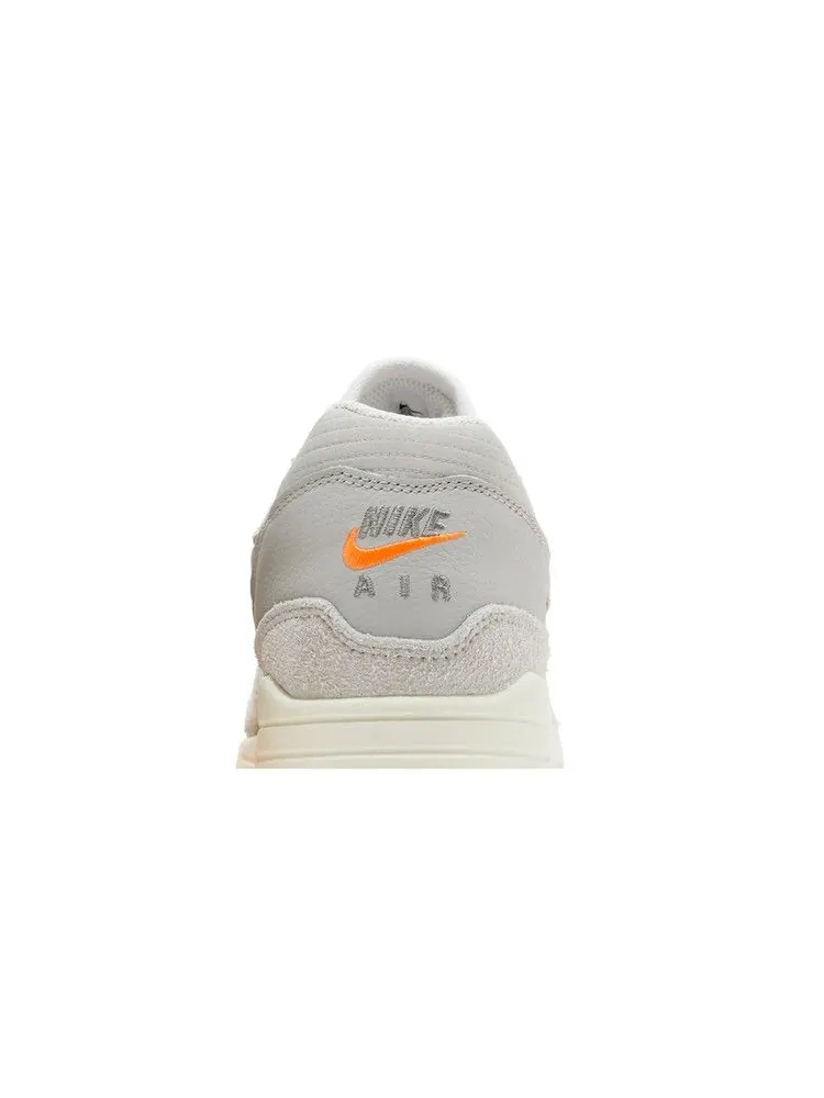 Кроссовки Nike Air Max 1 'Iron Ore Total Orange' — изображение 8 из 9, светлый/оранжевый//белый
