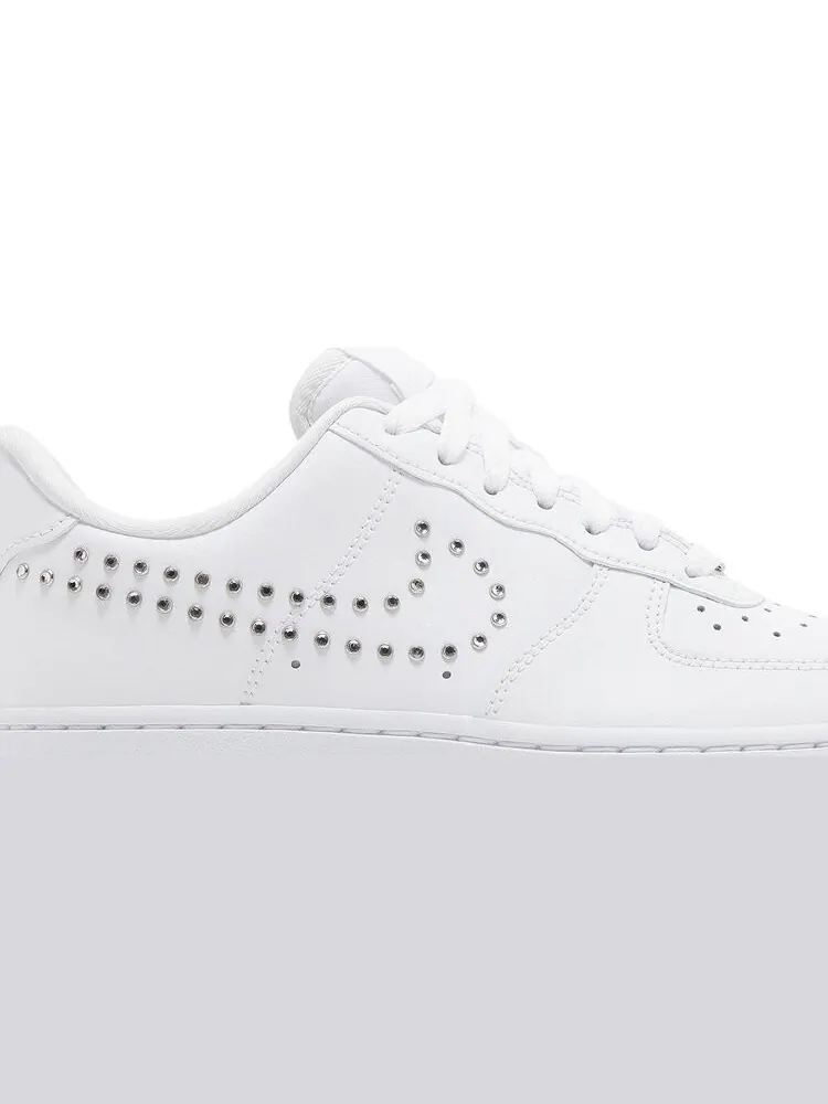 Кроссовки Wmns Air Force 1 '07 'Studded Swoosh' — изображение 2 из 4, белый