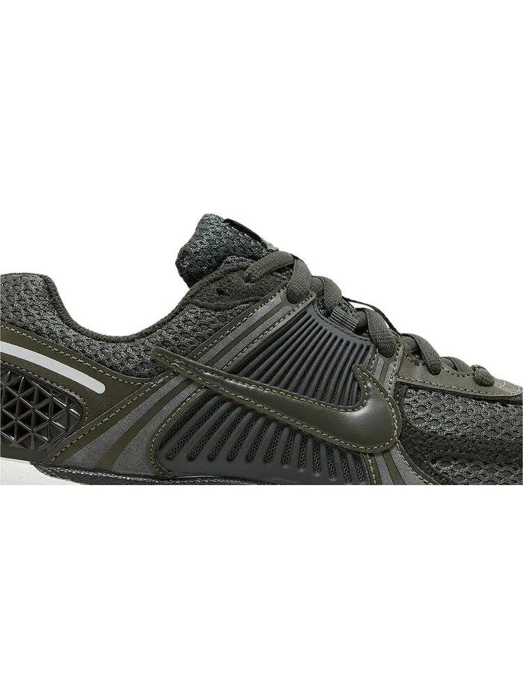 Кроссовки Wmns Air Zoom Vomero 5 'Sequoia' — изображение 2 из 4, зеленый