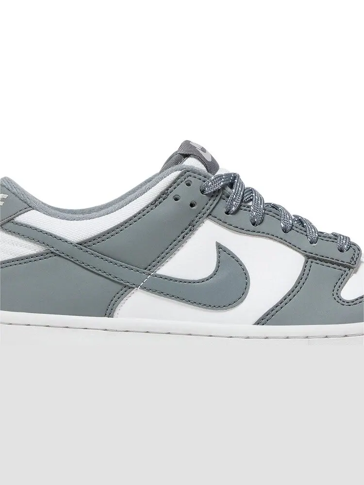 Кроссовки Dunk Low GS 'Reflective Grey' — изображение 2 из 4, серый