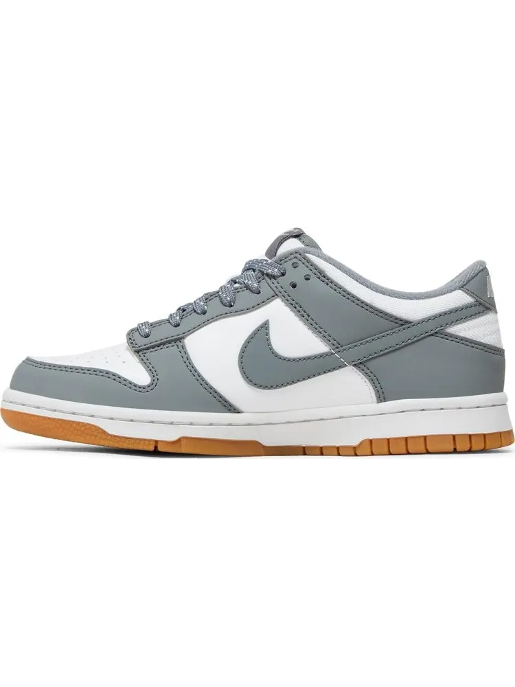 Кроссовки Dunk Low GS 'Reflective Grey' — изображение 3 из 4, серый