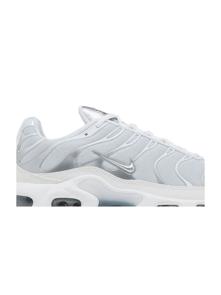 Кроссовки Wmns Air Max Plus 'White Metallic Silver' — изображение 2 из 8