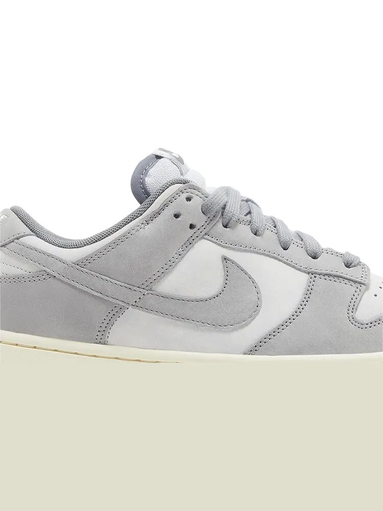 Кроссовки Wmns Dunk Low 'Cool Grey' — изображение 2 из 4, серый