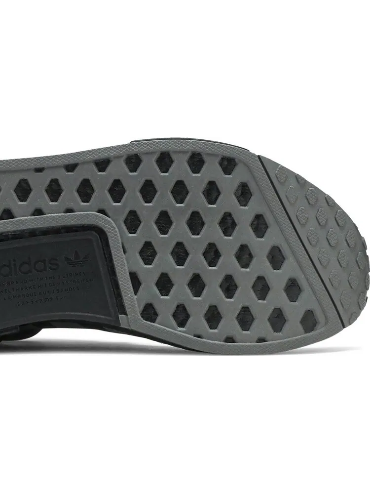 Кроссовки Adidas NMD_R1 'Grey Black' — изображение 5 из 8, серый