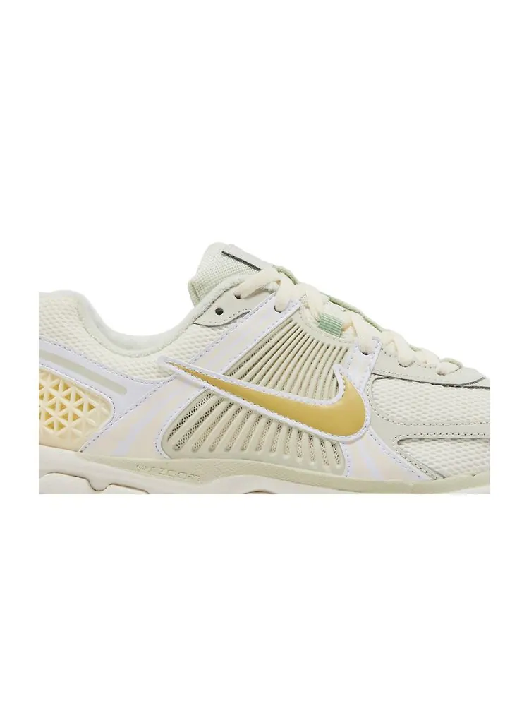 Кроссовки Wmns Air Zoom Vomero 5 'Sail Buff Gold' — изображение 2 из 8, золотистый