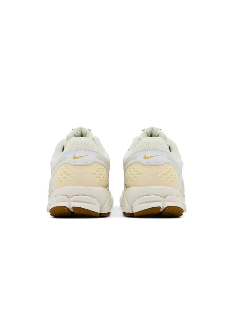 Кроссовки Wmns Air Zoom Vomero 5 'Sail Buff Gold' — изображение 6 из 8, золотистый