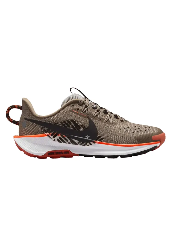 Кроссовки Nike Pegasus Trail 5 GS Khaki Hyper Crimson — изображение 1 из 1, хаки