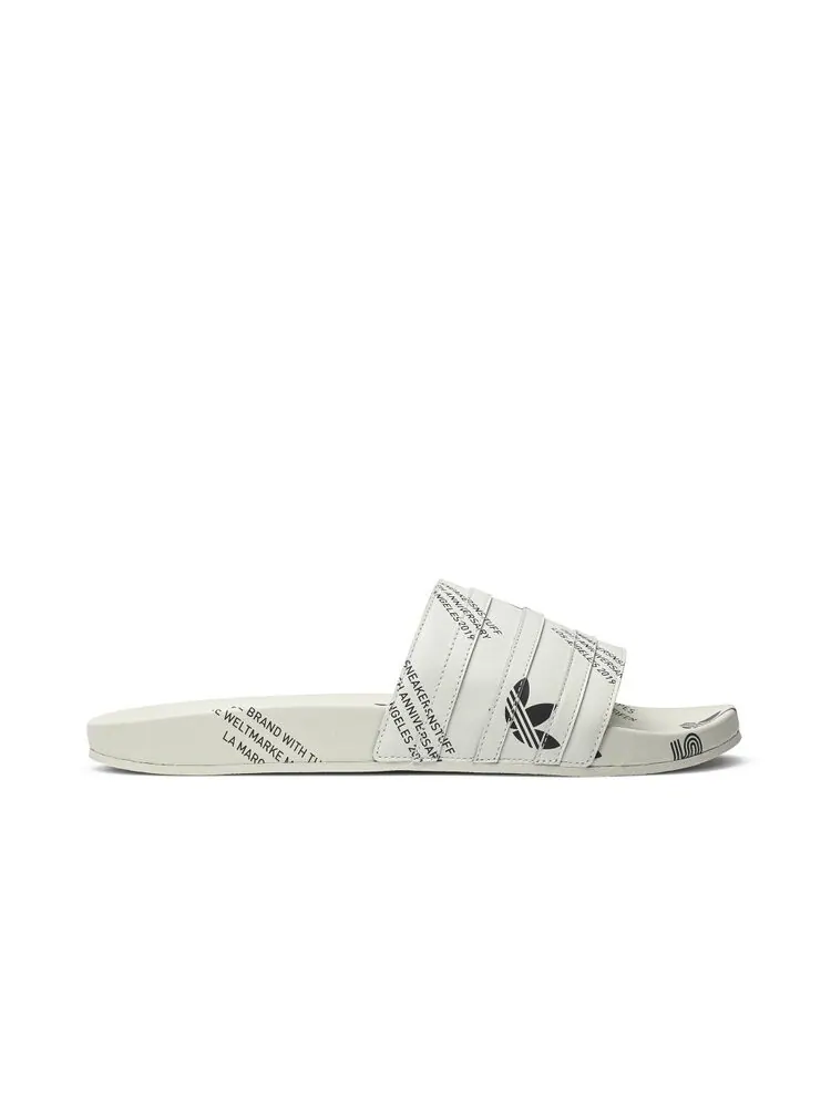 Кроссовки Adidas Sneakersnstuff x Adilette Slide — изображение 1 из 4, белый