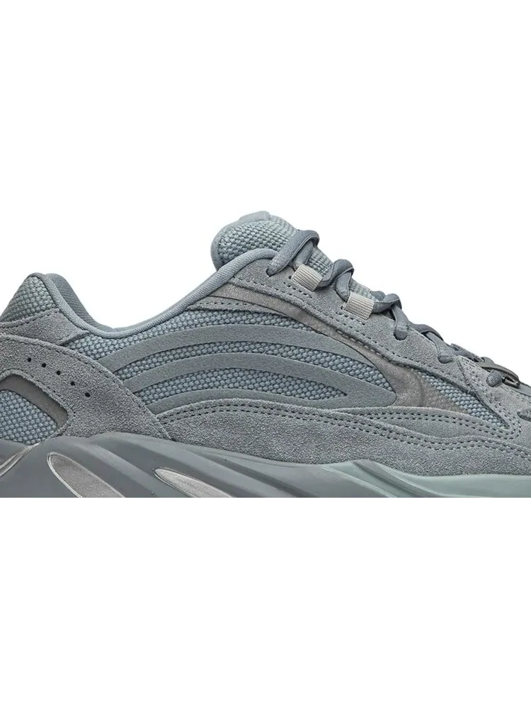 Кроссовки Adidas Yeezy Boost 700 V2 'Hospital Blue' — изображение 2 из 8, синий
