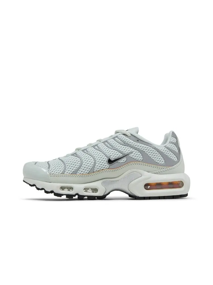 Кроссовки Nike Wmns Air Max Plus — изображение 3 из 4, серый