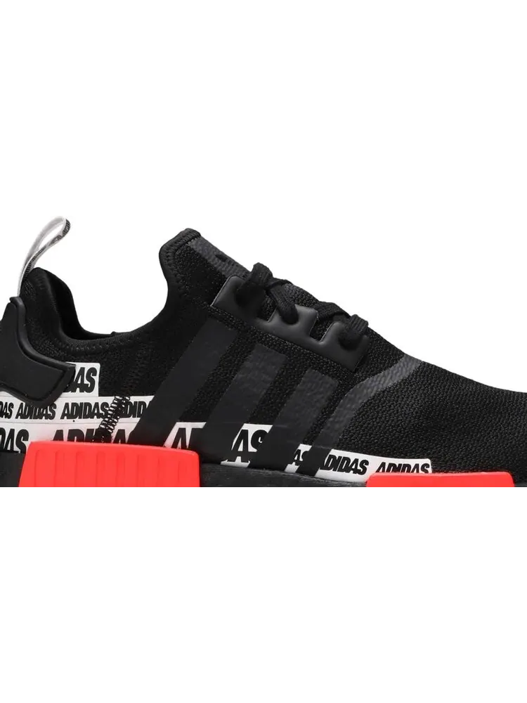 Кроссовки Adidas NMD_R1 'Wordmark Heel Stripe - Black Solar Red' — изображение 2 из 8, черный