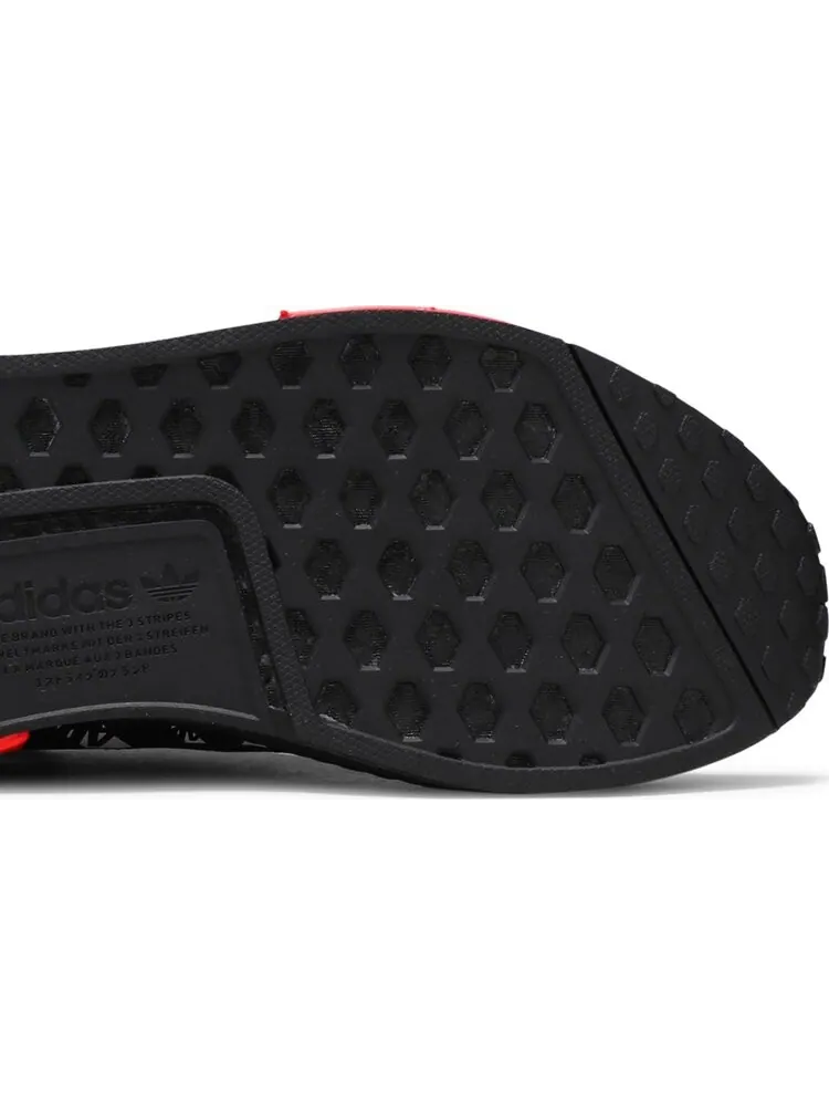 Кроссовки Adidas NMD_R1 'Wordmark Heel Stripe - Black Solar Red' — изображение 5 из 8, черный