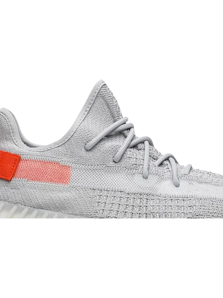 Кроссовки Adidas Yeezy Boost 350 V2 — изображение 2 из 8, серый/красный