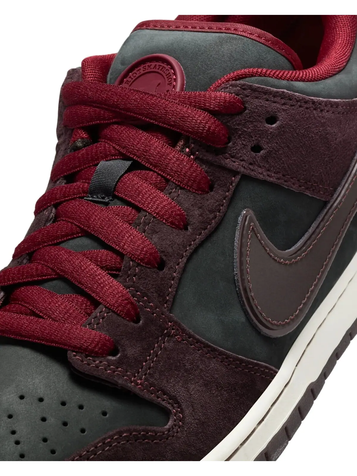 Кроссовки унисекс Nike SB Dunk Low Pro x Riot Skateshop — изображение 7 из 8, темно-серый/красный