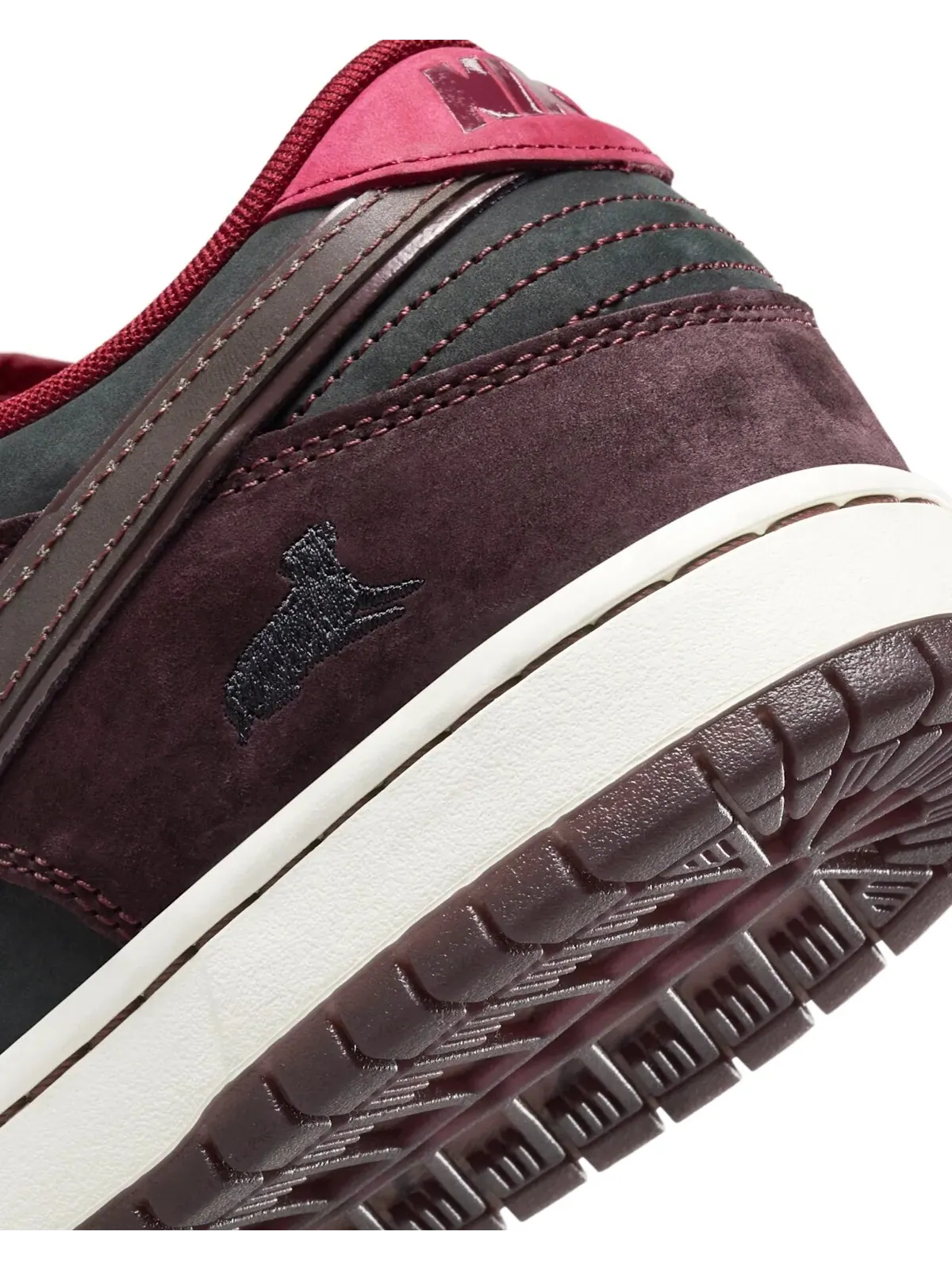 Кроссовки унисекс Nike SB Dunk Low Pro x Riot Skateshop — изображение 8 из 8, темно-серый/красный