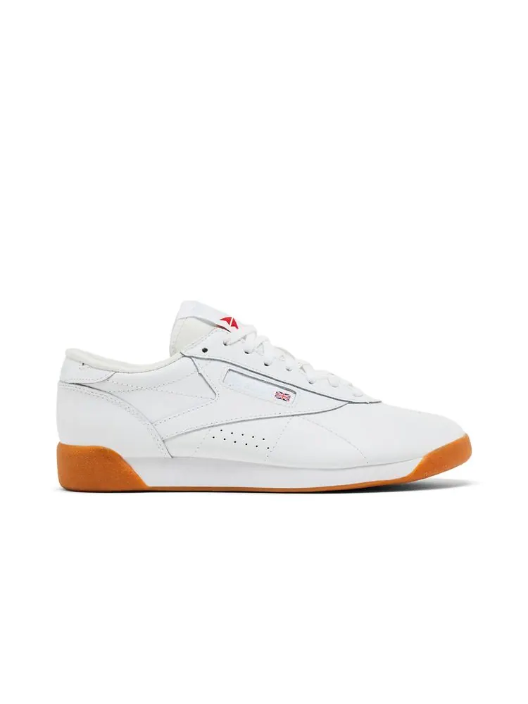 Кроссовки Wmns Freestyle Low 'White Gum' — изображение 1 из 7, белый