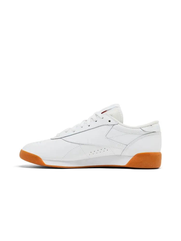 Кроссовки Wmns Freestyle Low 'White Gum' — изображение 3 из 7, белый