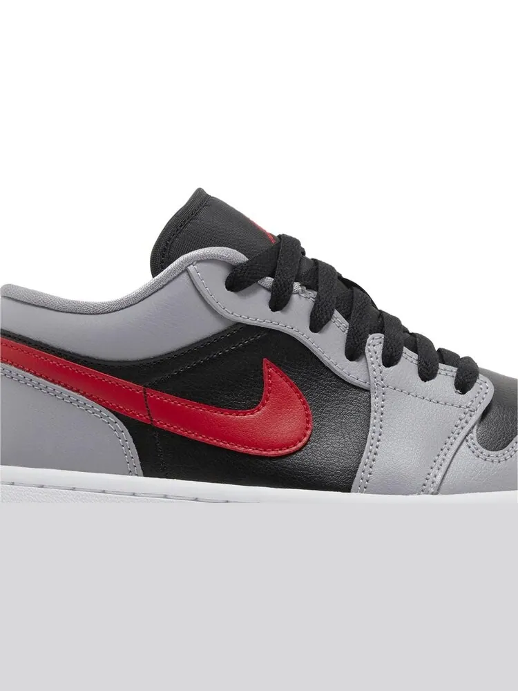 Кроссовки Wmns Air Jordan 1 Low 'Cement Fire Red' — изображение 2 из 4, серый