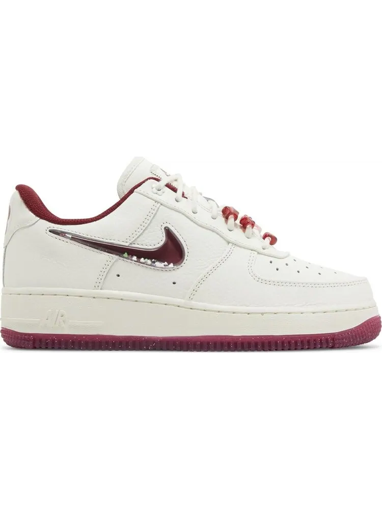Женские кроссовки Nike Air Force 1 Low 'Valentine's Day 2024', кремовые — изображение 1 из 4, бежевый