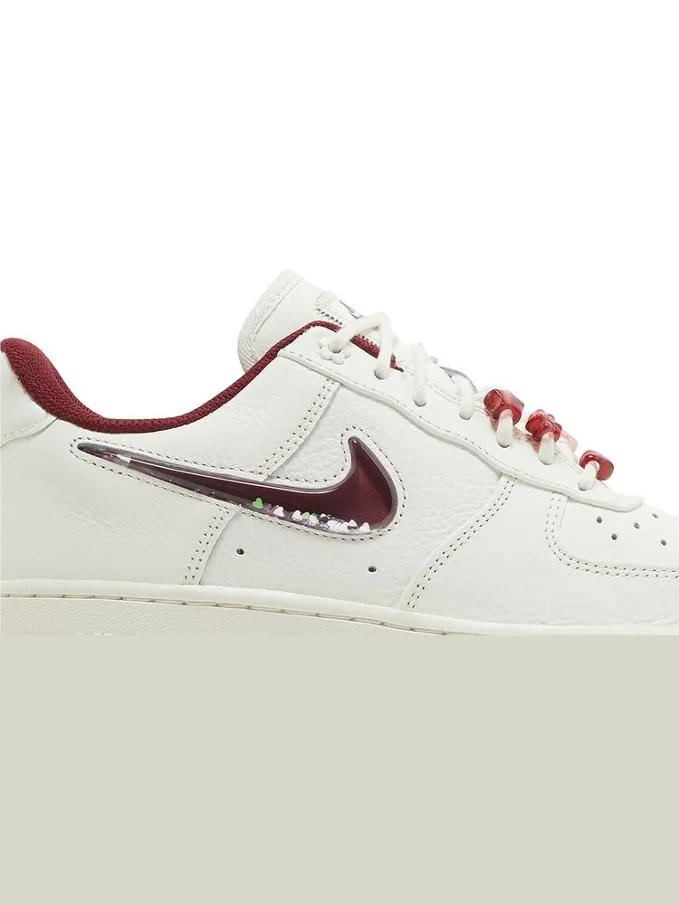 Женские кроссовки Nike Air Force 1 Low 'Valentine's Day 2024', кремовые — изображение 2 из 4, бежевый