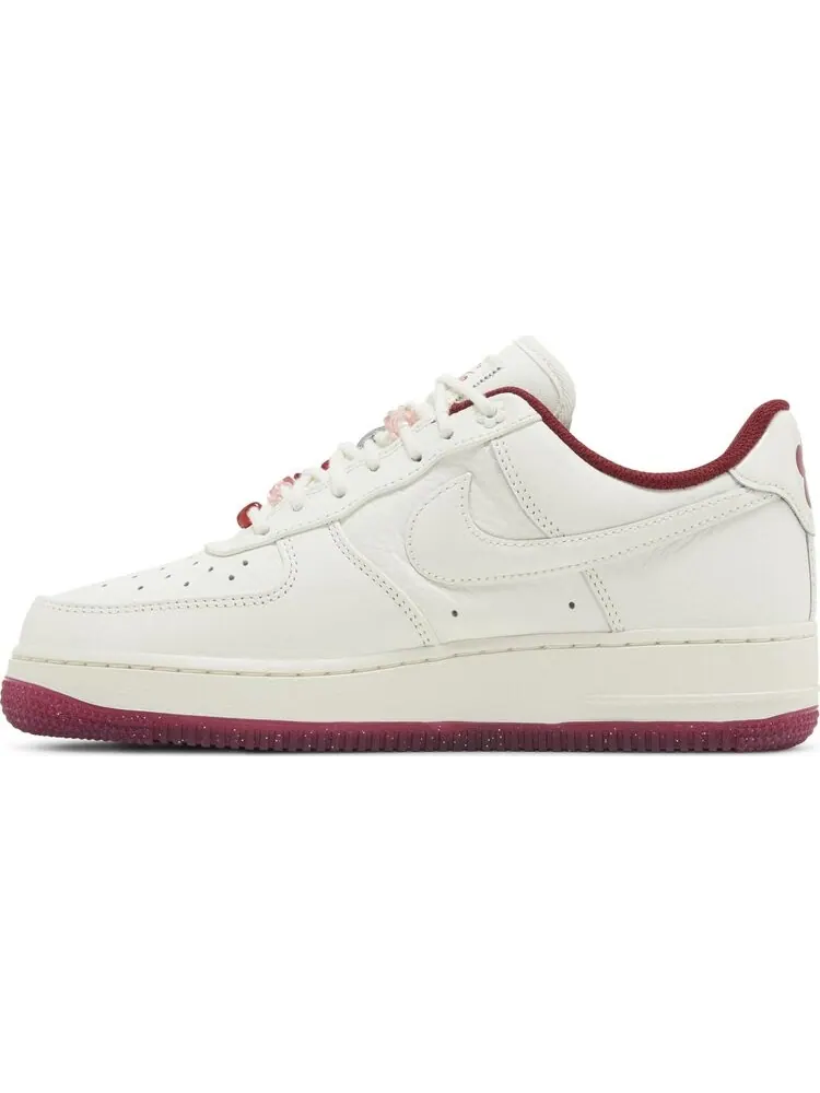 Женские кроссовки Nike Air Force 1 Low 'Valentine's Day 2024', кремовые — изображение 3 из 4, бежевый