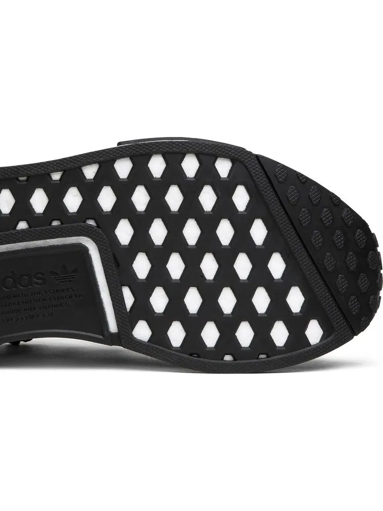Кроссовки Adidas atmos x NMD_R1 'Black' — изображение 5 из 8, черный