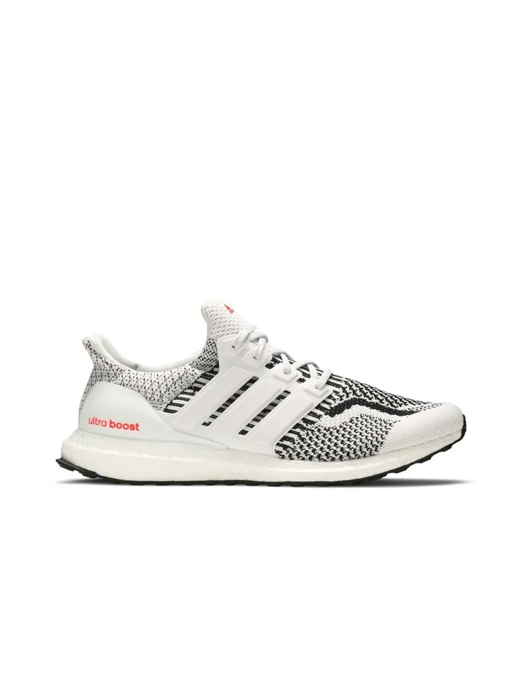 Кроссовки Adidas UltraBoost 5.0 DNA — изображение 1 из 4, белый
