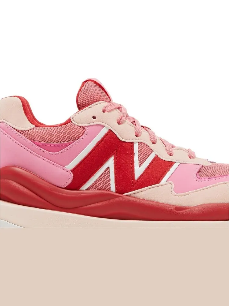 Кроссовки New Balance 57/40 Big Kid 'Vibrant Pink Team Red' — изображение 2 из 8, розовый