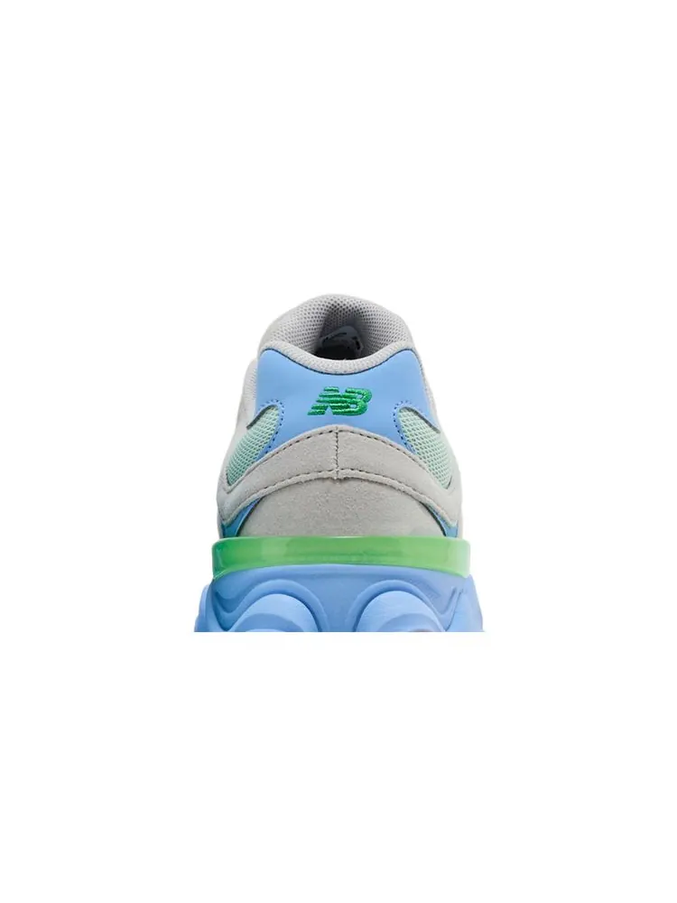 Кроссовки 9060 Big Kid 'Raincloud Electric Sky' — изображение 7 из 8, голубой
