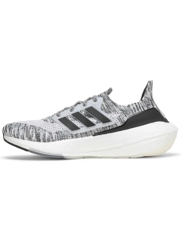 Кроссовки adidas UltraBoost 21 'White Black' — изображение 3 из 8, белый