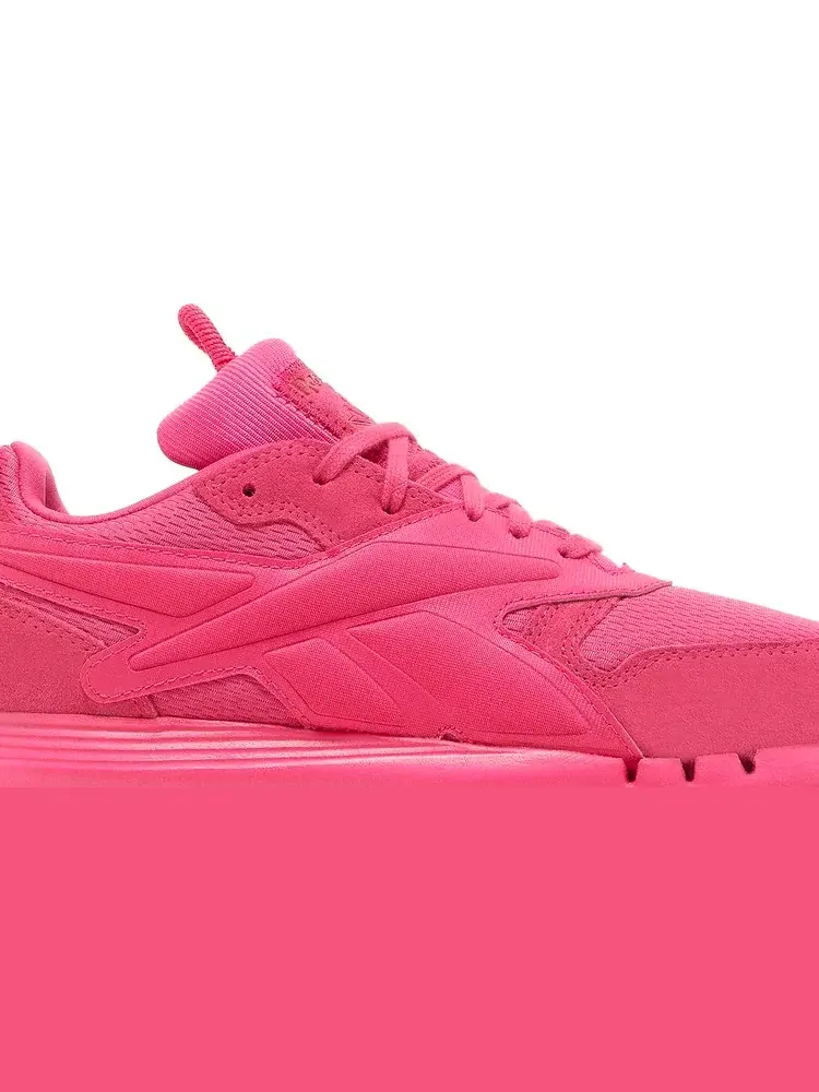Женские кроссовки Reebok Classic Leather V2 'Pink Fusion' в стиле Cardi B — изображение 2 из 8, розовый