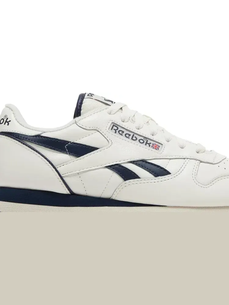 Кроссовки classic leather 1983 vintage 'chalk vector navy' Reebok — изображение 2 из 8, белый
