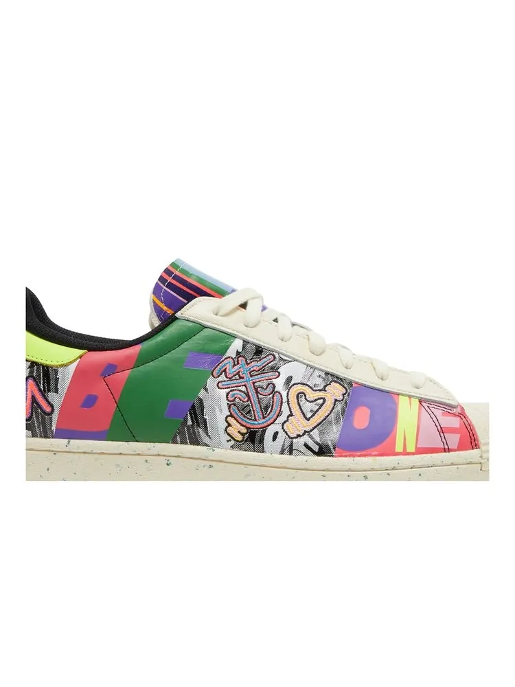 Кроссовки Adidas Kris Andrew Small x Superstar — изображение 2 из 4, белый