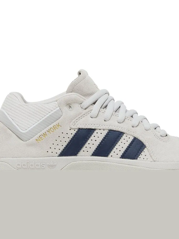 Кроссовки Adidas Tyshawn 'New York' — изображение 2 из 8, серый