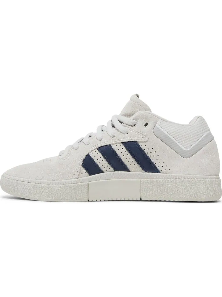 Кроссовки Adidas Tyshawn 'New York' — изображение 3 из 8, серый